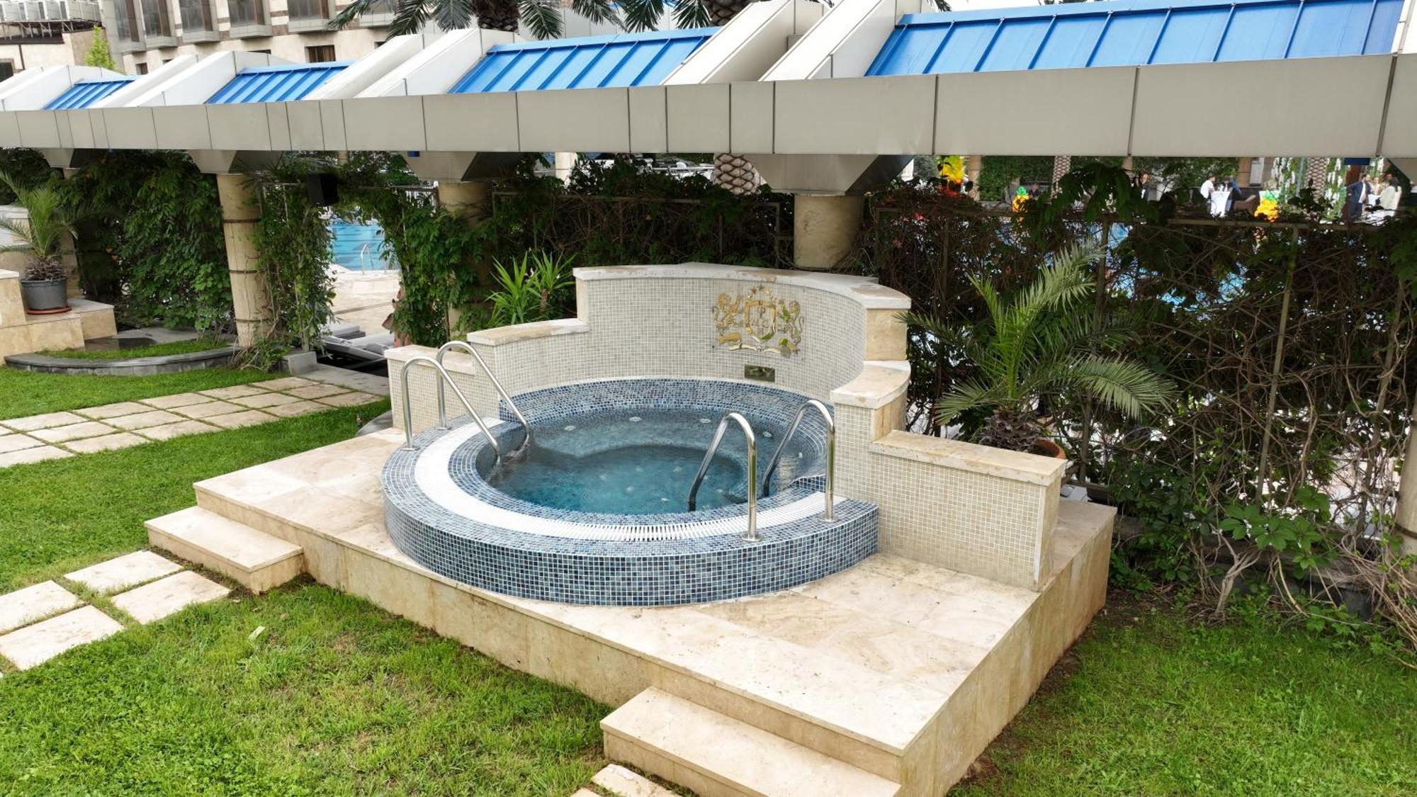 Multi Grand Pharaon Hotel Ptghni Exterior photo
